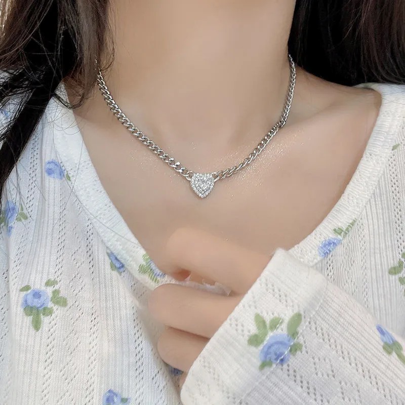 Retro Simple Style Letter Moon Heart Shape Alloy Titanium Steel Plating Inlay Acrylic Artificial Diamond Rhinestones Gold Plated Silver Plated Necklace_colorza_4