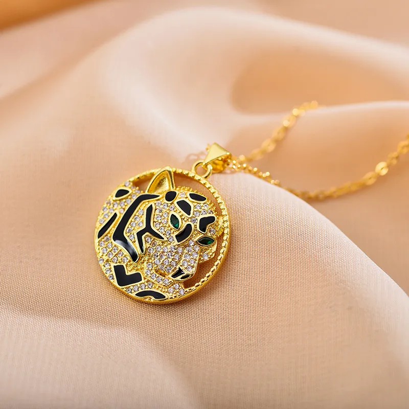 Round Leopard Inlay Zircon Pendant Necklace