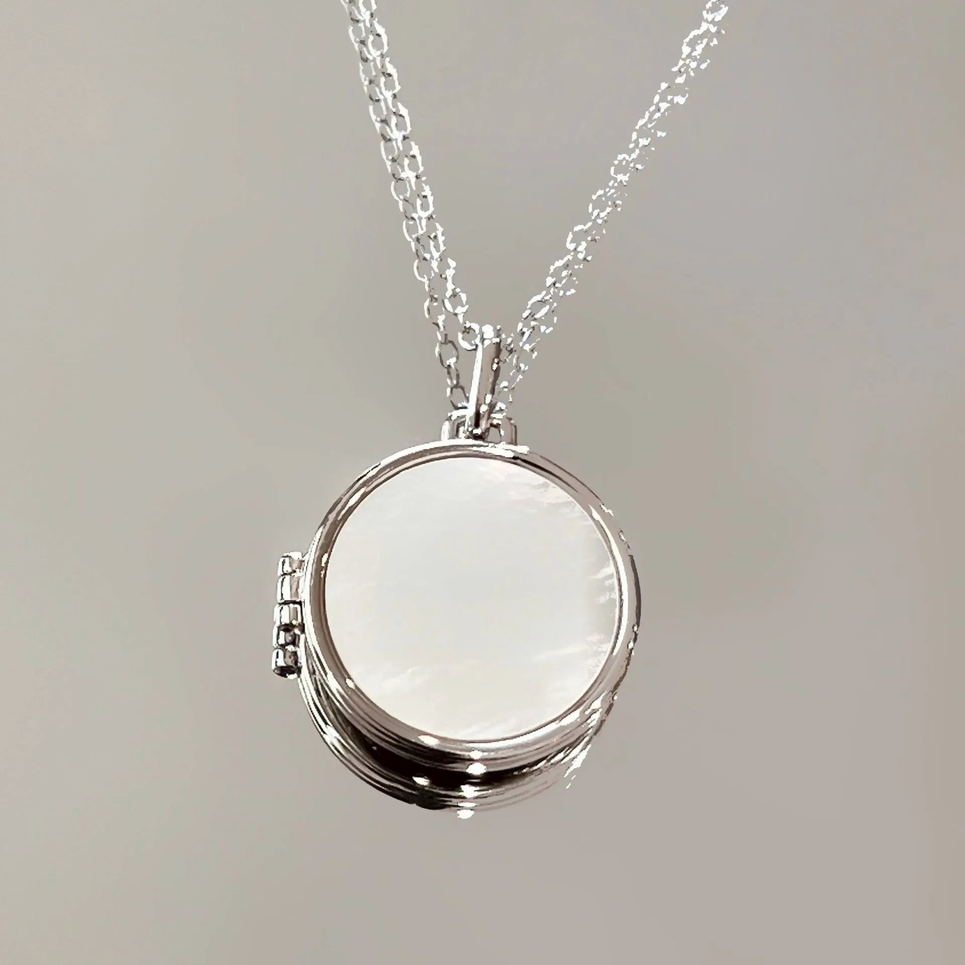 Retro Round Rectangle Titanium Steel Plating Inlay Shell 18K Gold Plated Pendant Necklace_colorza_3