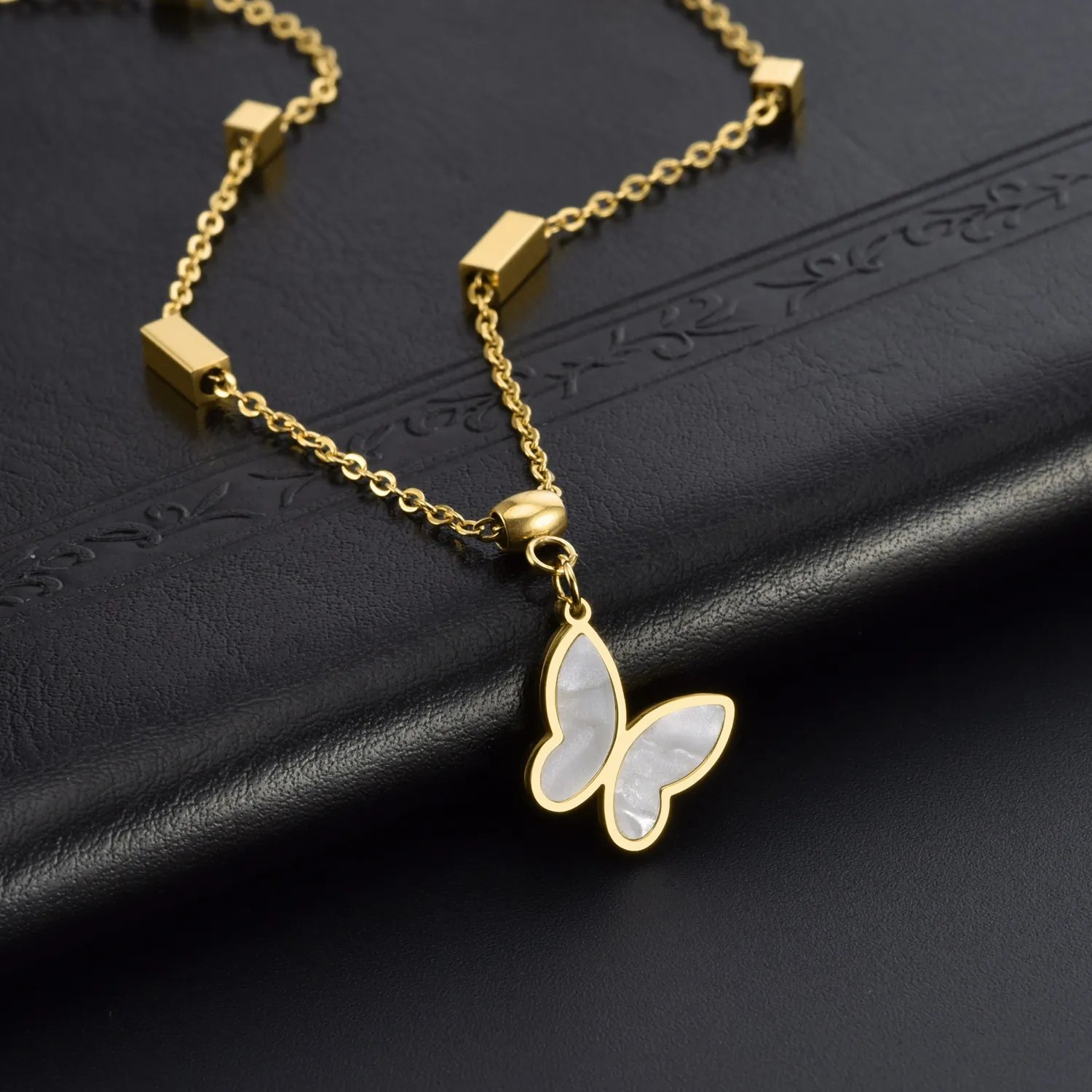 Elegant Butterfly Titanium Steel Inlay Shell 18K Gold Plated Pendant Necklace_colorza_3