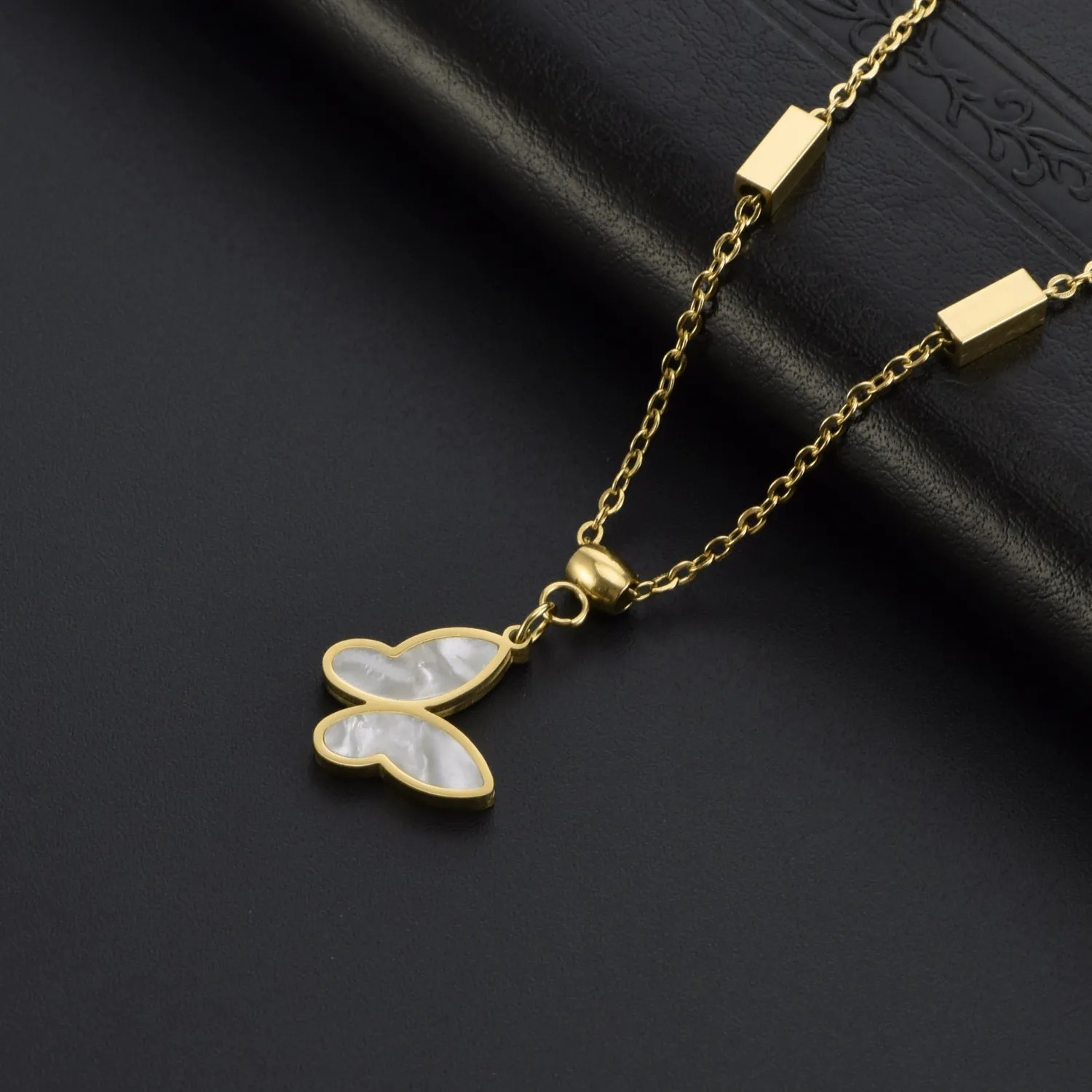 Elegant Butterfly Titanium Steel Inlay Shell 18K Gold Plated Pendant Necklace_colorza_4