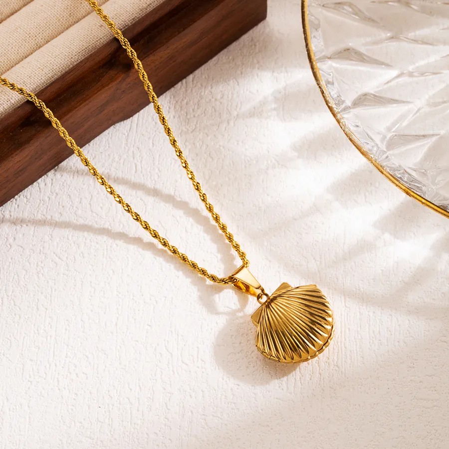 Modern Style Square Heart Shape Shell Stainless Steel Three-Dimensional Carving 18K Gold Plated Pendant Necklace_colorza_1