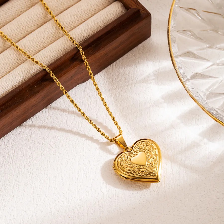 Modern Style Square Heart Shape Shell Stainless Steel Three-Dimensional Carving 18K Gold Plated Pendant Necklace_colorza_2