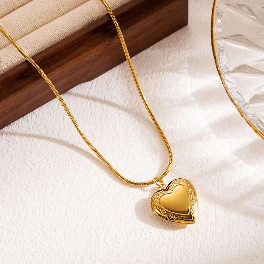 Modern Style Square Heart Shape Shell Stainless Steel Three-Dimensional Carving 18K Gold Plated Pendant Necklace_colorza_7