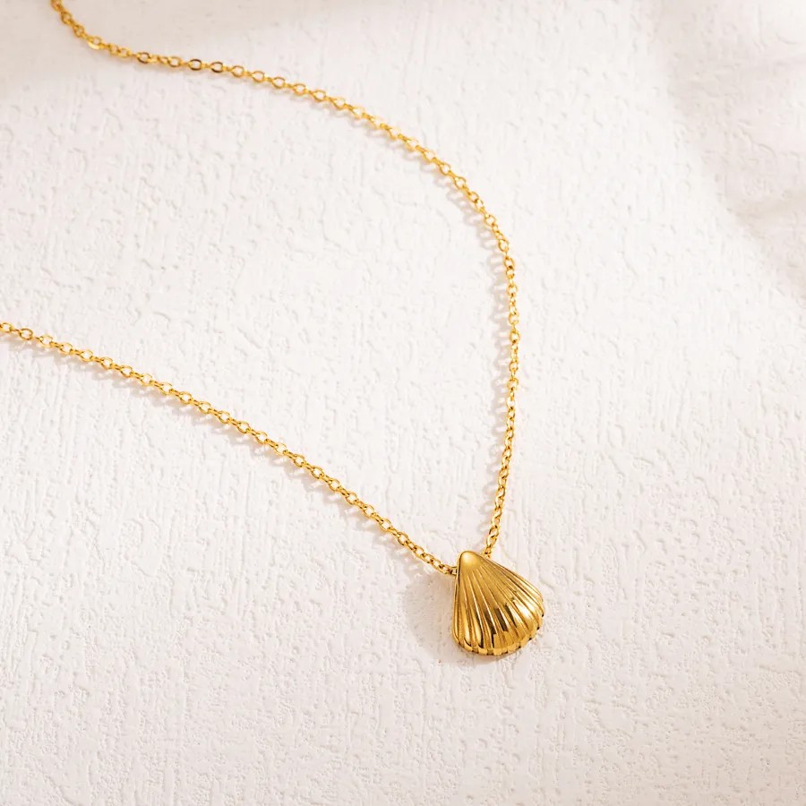 Elegant Modern Style Heart Shape Shell Stainless Steel Zircon 18K Gold Plated Pendant Necklace_colorza_1