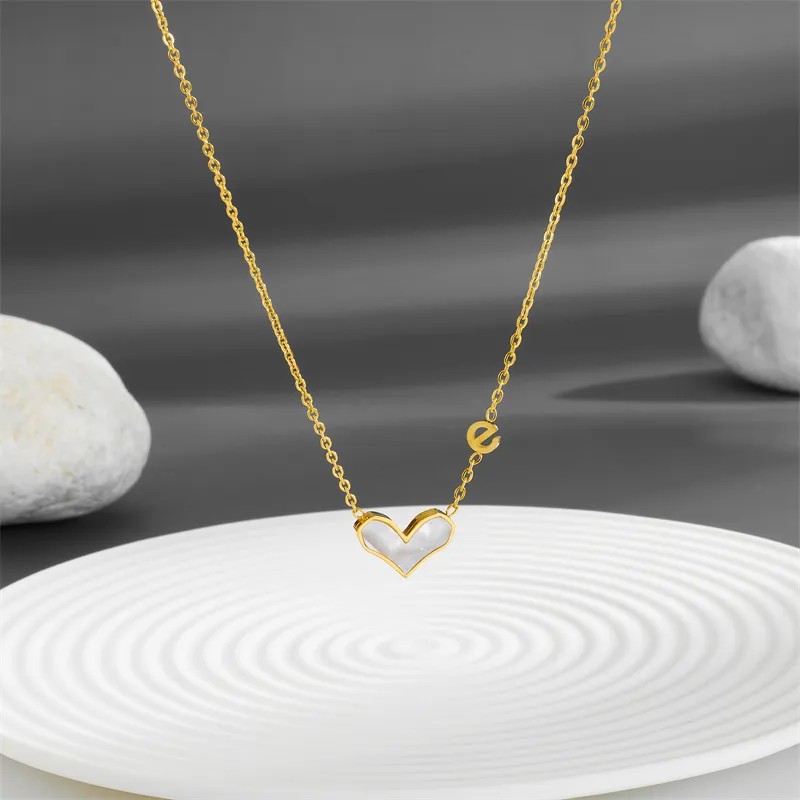 Casual Simple Style Letter Heart Shape Titanium Steel Plating Inlay Shell 18K Gold Plated Necklace_colorza_1