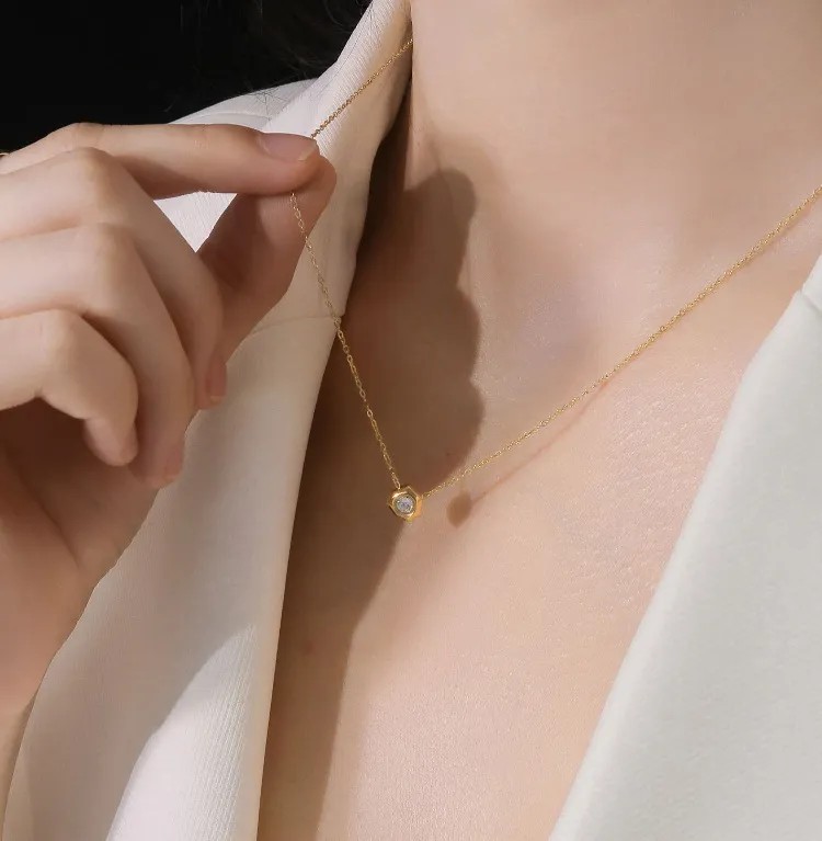 Fashion Flower Titanium Steel Plating Gold Plated Pendant Necklace_colorza_1