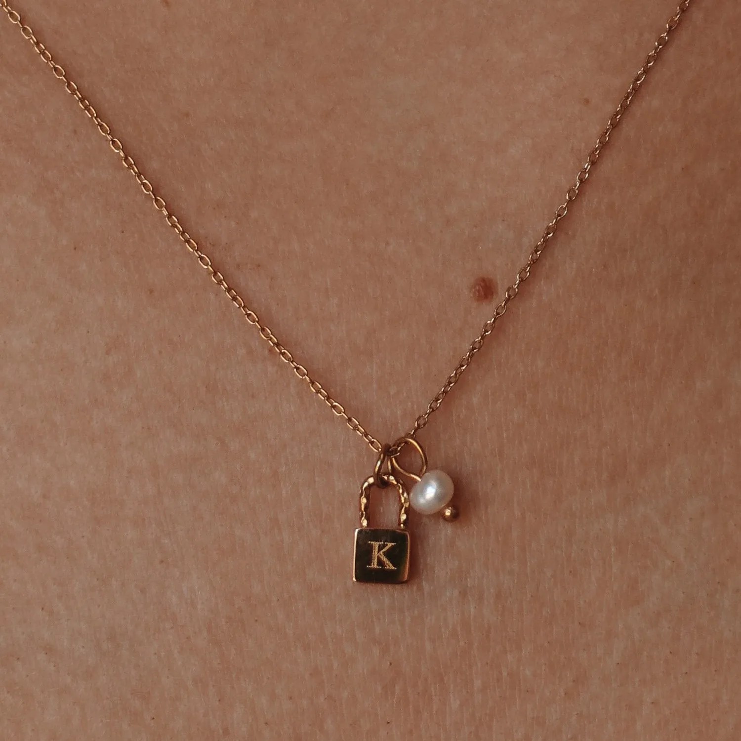 Simple Style Streetwear Letter Lock Titanium Steel Pearl Plating 18K Gold Plated Pendant Necklace_colorza_4