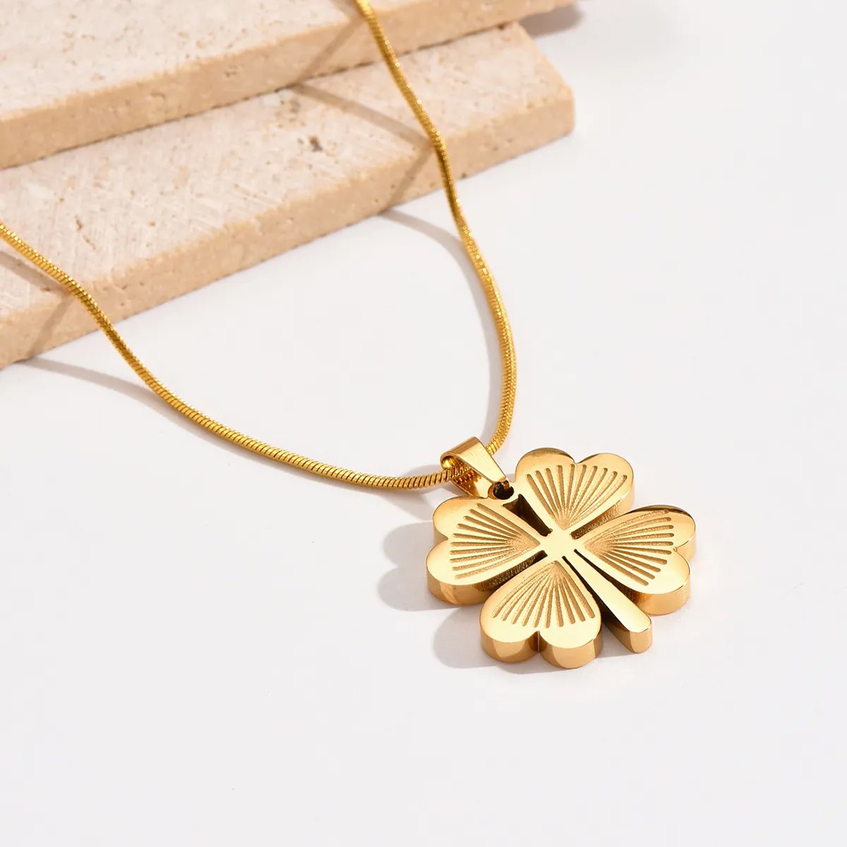 Modern Style Four Leaf Clover Stainless Steel Polishing Plating 18K Gold Plated Pendant Necklace_colorza_2