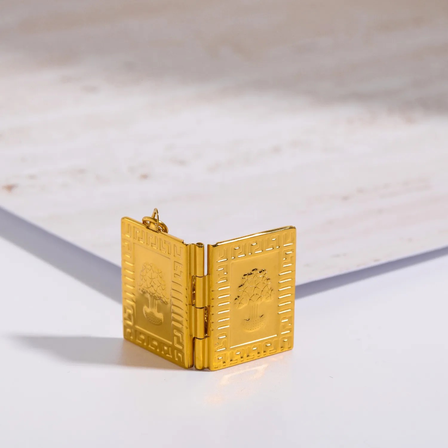 Vintage Style Commute Square Stainless Steel Plating Carving 18K Gold Plated Pendant Necklace_colorza_6