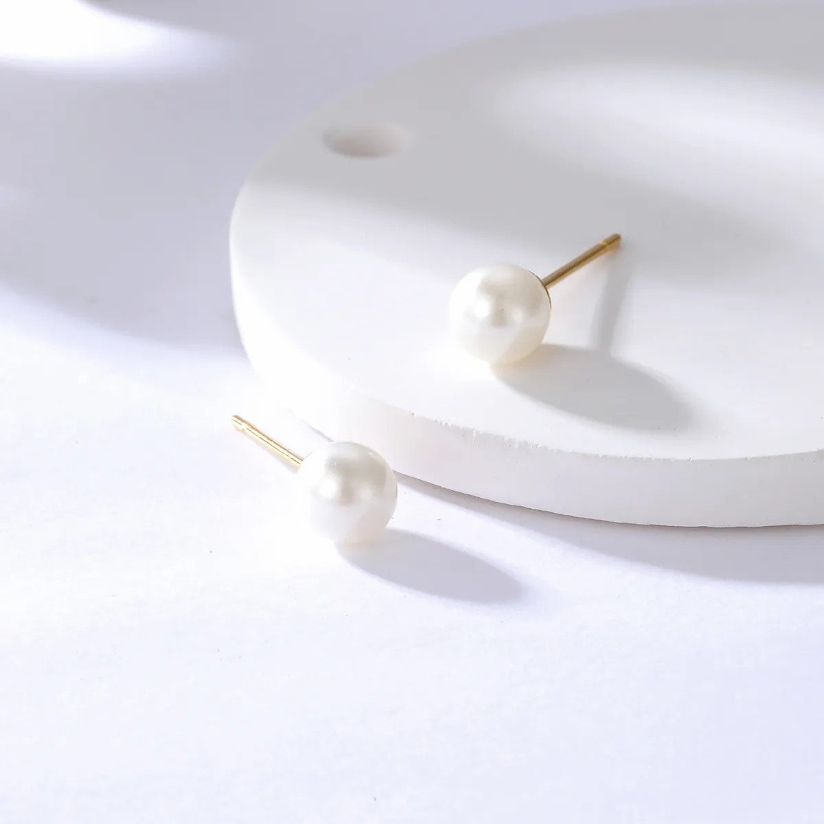 Fashion Small And Exquisite Stainless Steel Electroplating 18K Gold Pearl Earrings_colorza_1