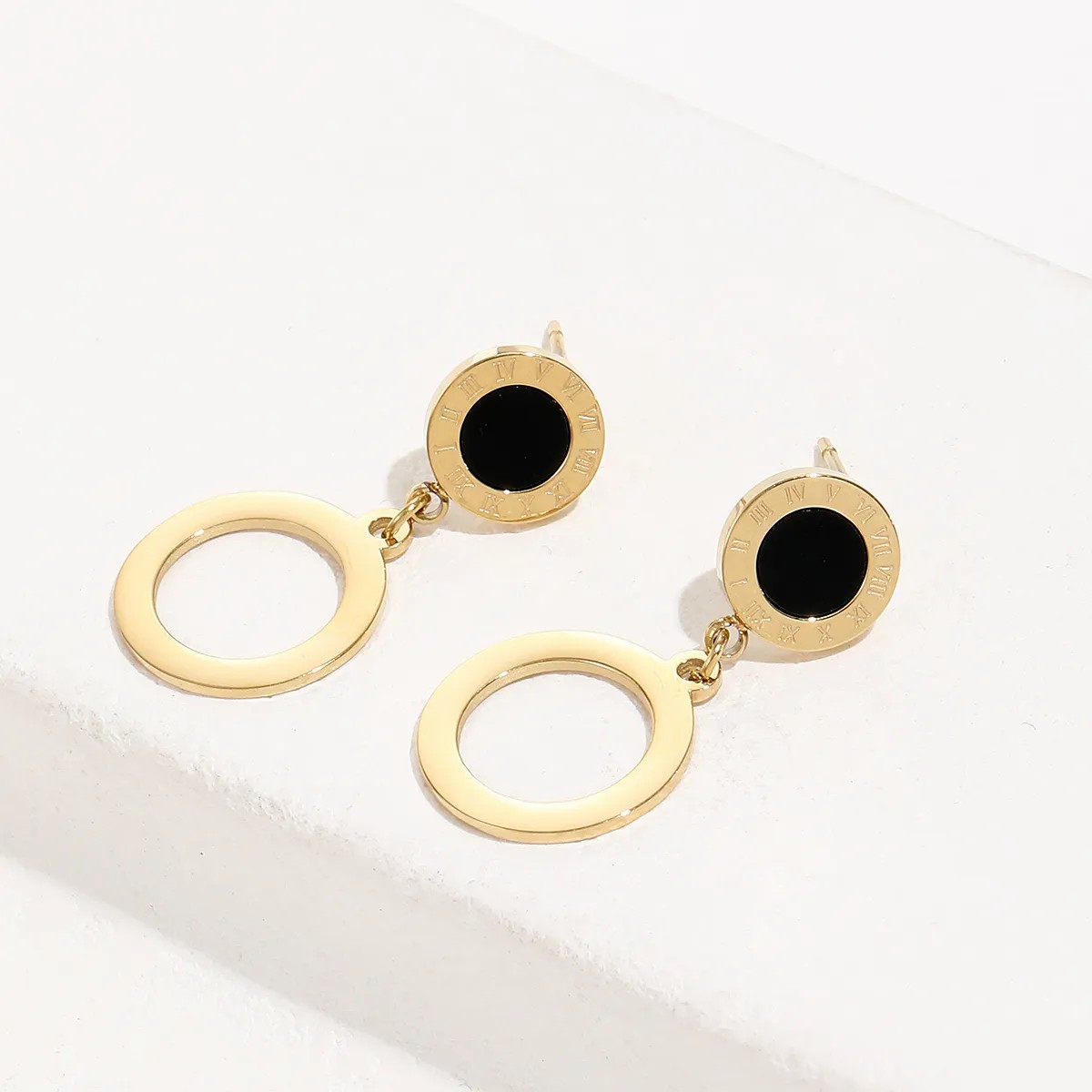 Titanium Steel Fashion Gold Roman Numeral Black Shell Round Earrings_colorza_1