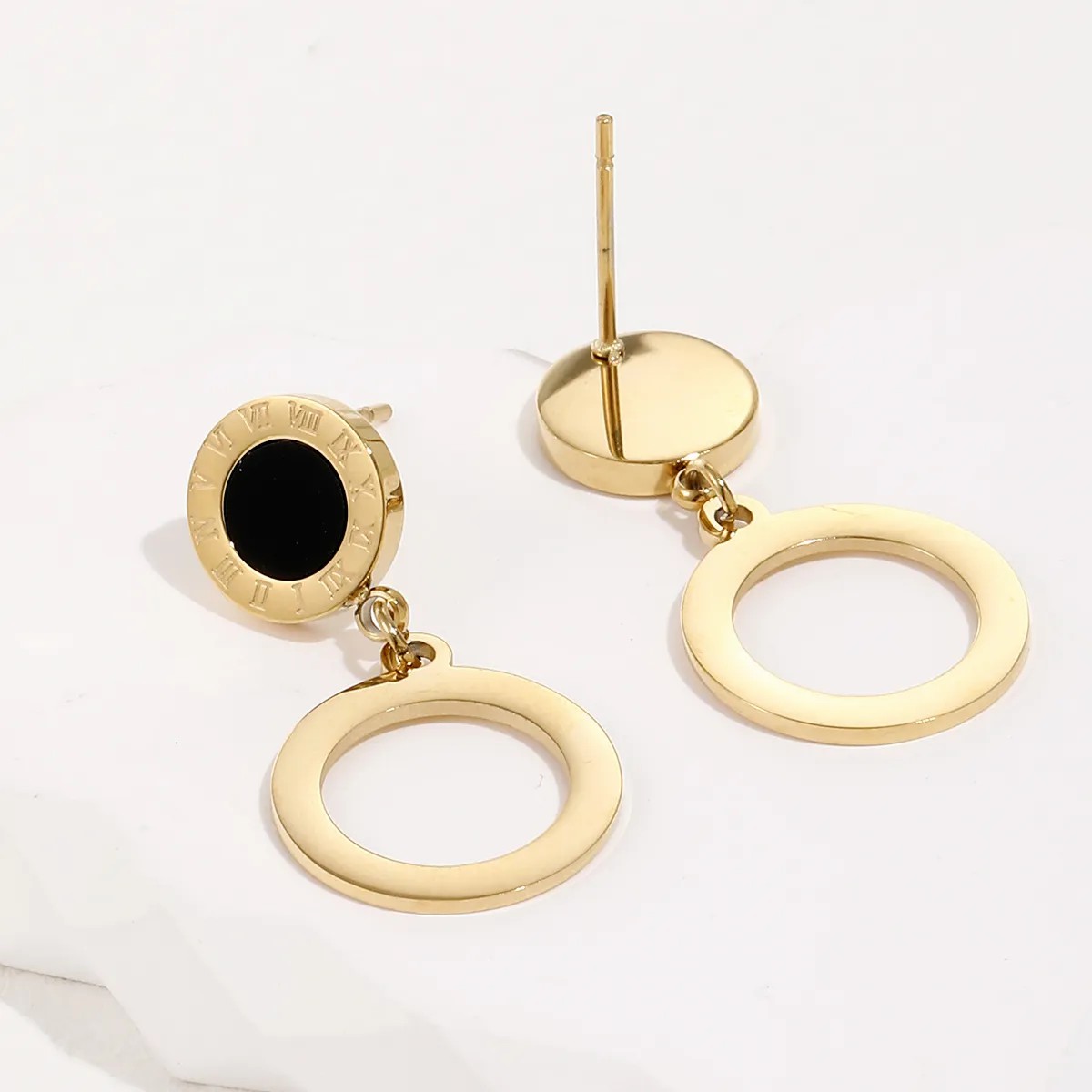 Titanium Steel Fashion Gold Roman Numeral Black Shell Round Earrings_colorza_2