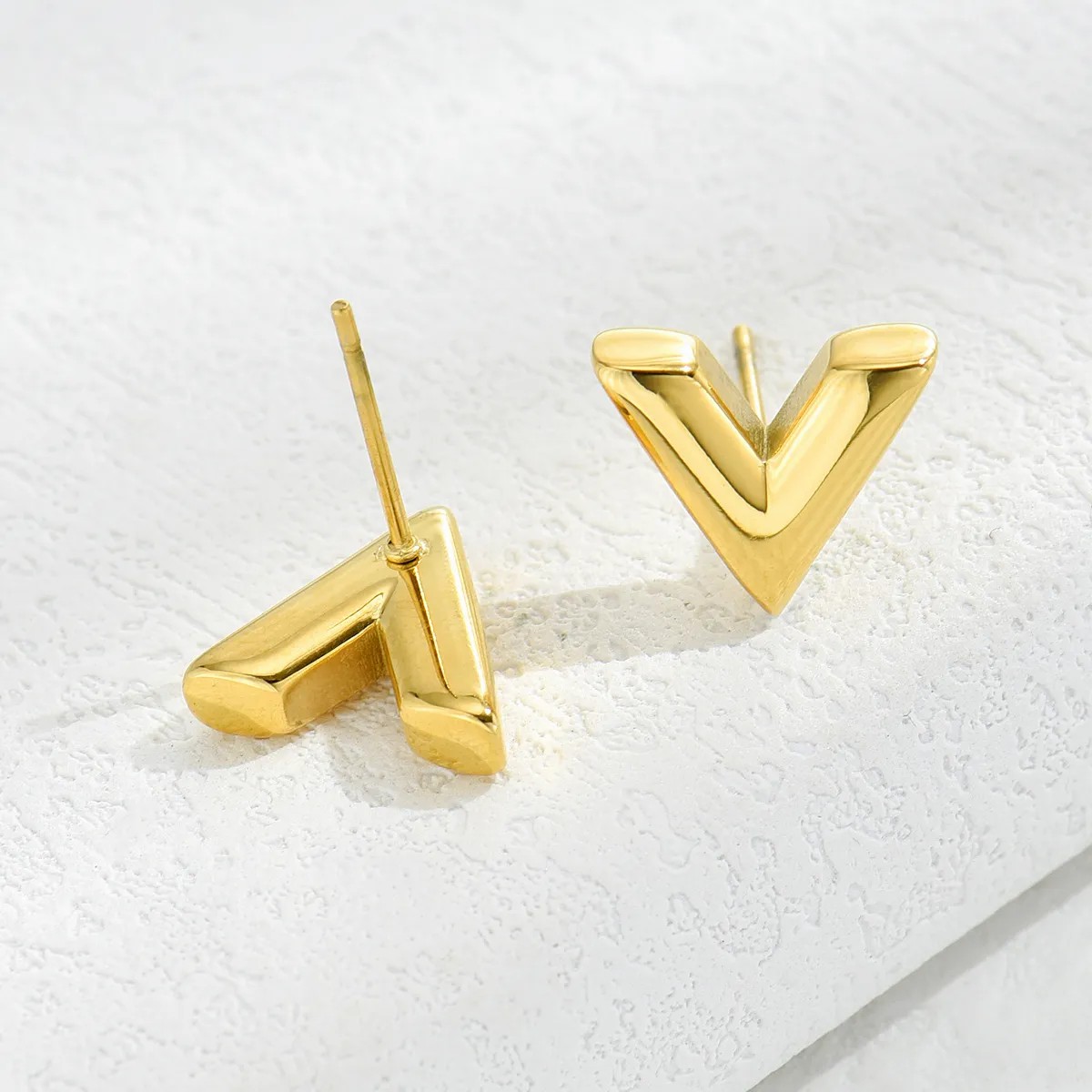 Simple Fashion Letter V Titanium Steel 14K Gold-Plated Stud Earrings_colorza_2