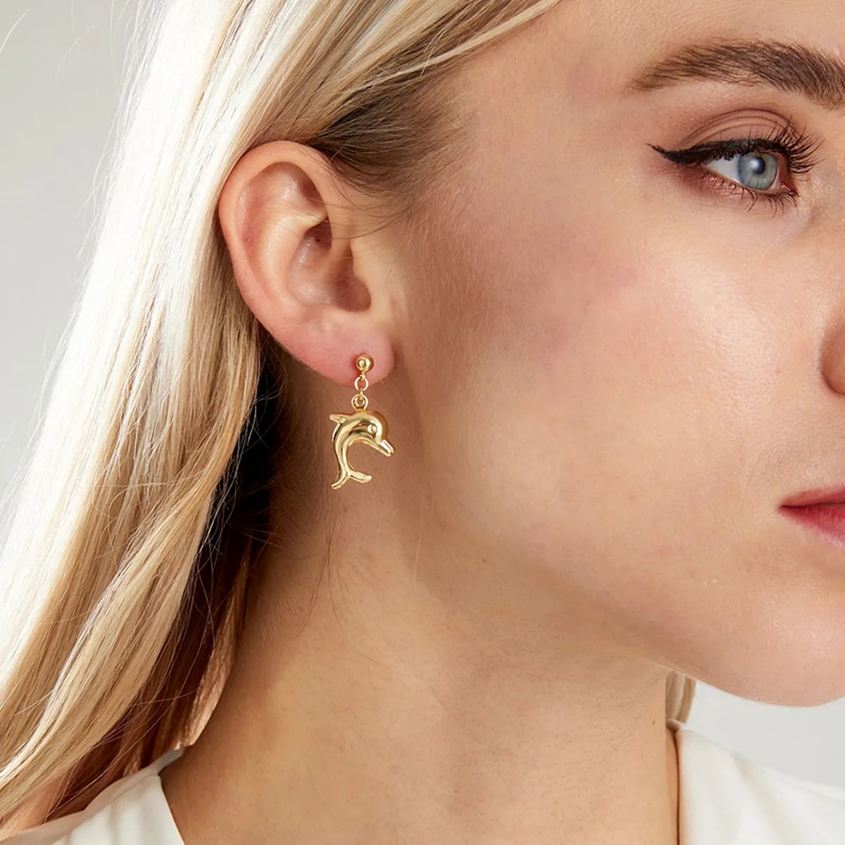Fashion Creative Simple Whale Stainless Steel Electroplated 18K Gold Earrings_colorza_1
