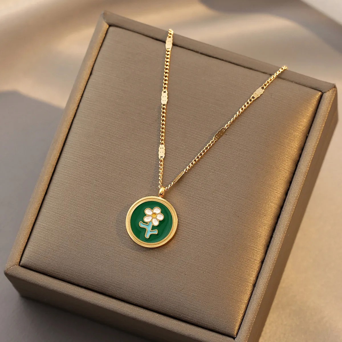 Elegant Vintage Style Lady Flower Titanium Steel Plating 18K Gold Plated Pendant Necklace_colorza_2