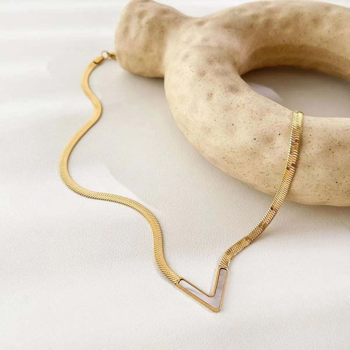 Vintage Style V Shape Titanium Steel Plating 18K Gold Plated Necklace_colorza_4