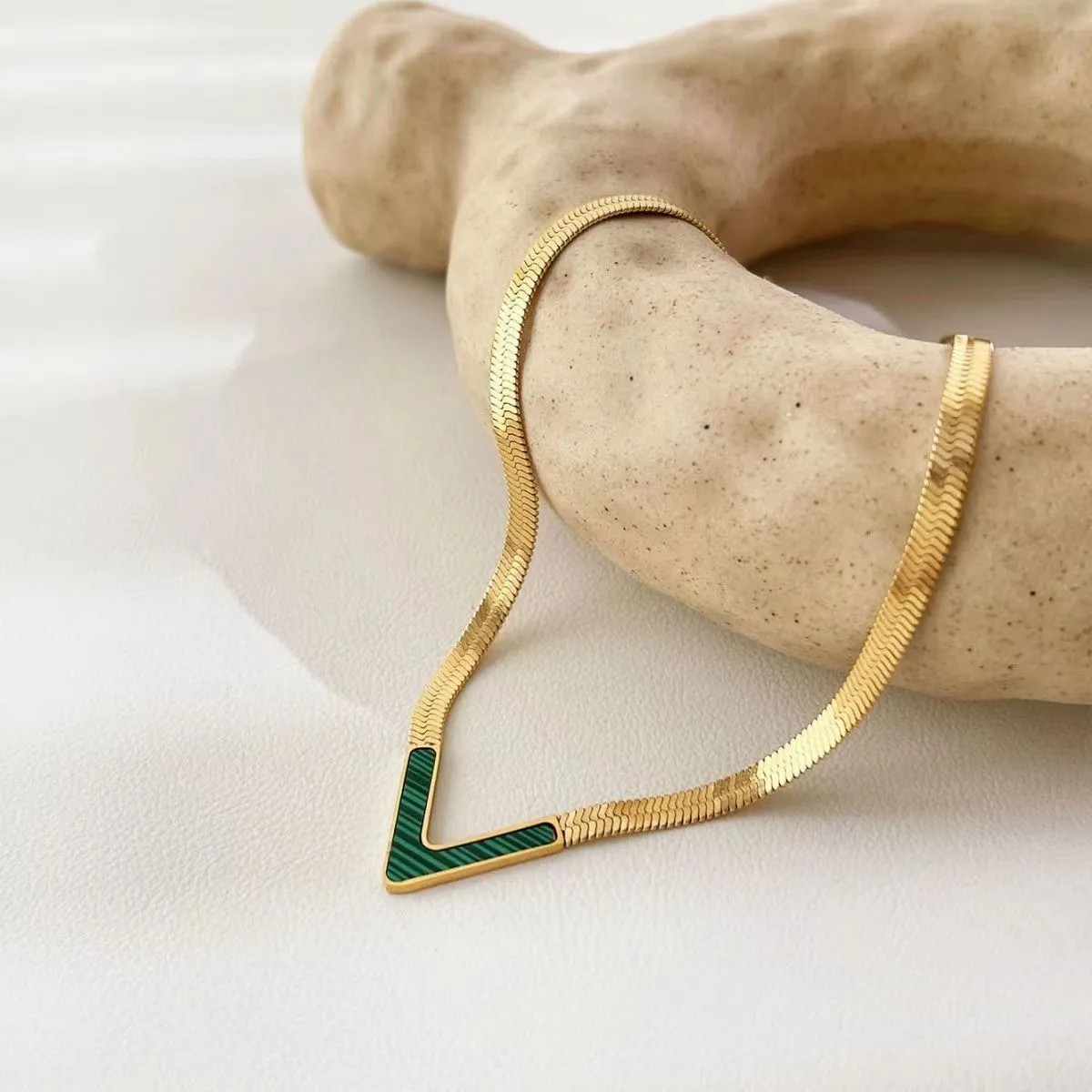 Vintage Style V Shape Titanium Steel Plating 18K Gold Plated Necklace_colorza_5