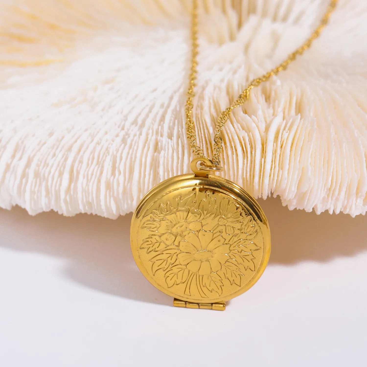 Vintage Style Commute Flower Stainless Steel Plating Carving 18K Gold Plated Pendant Necklace_colorza_1