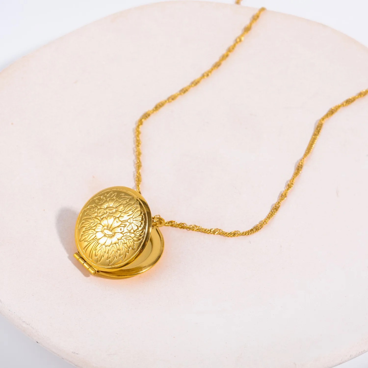 Vintage Style Commute Flower Stainless Steel Plating Carving 18K Gold Plated Pendant Necklace_colorza_5