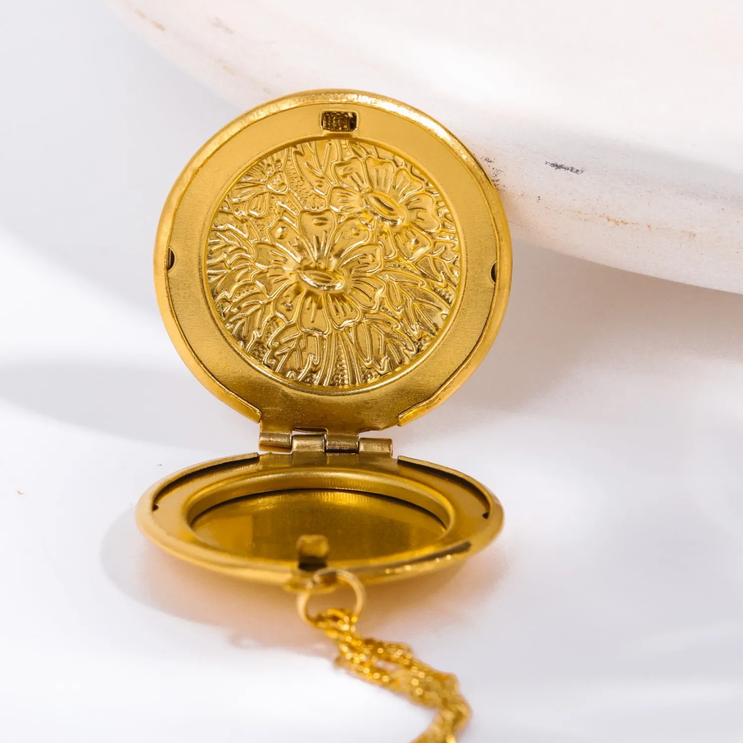 Vintage Style Commute Flower Stainless Steel Plating Carving 18K Gold Plated Pendant Necklace_colorza_7