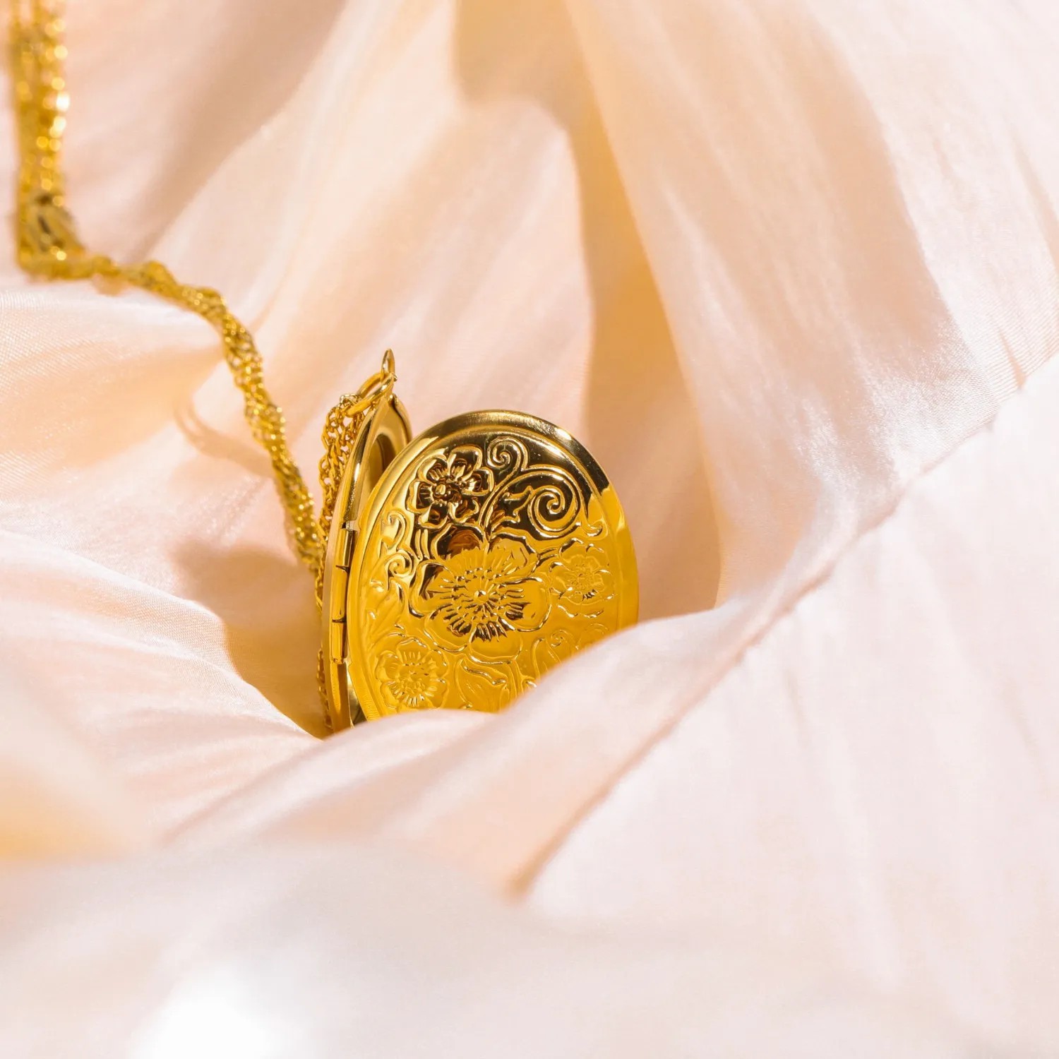 Vintage Style Commute Flower Stainless Steel Plating Carving 18K Gold Plated Pendant Necklace_colorza_5