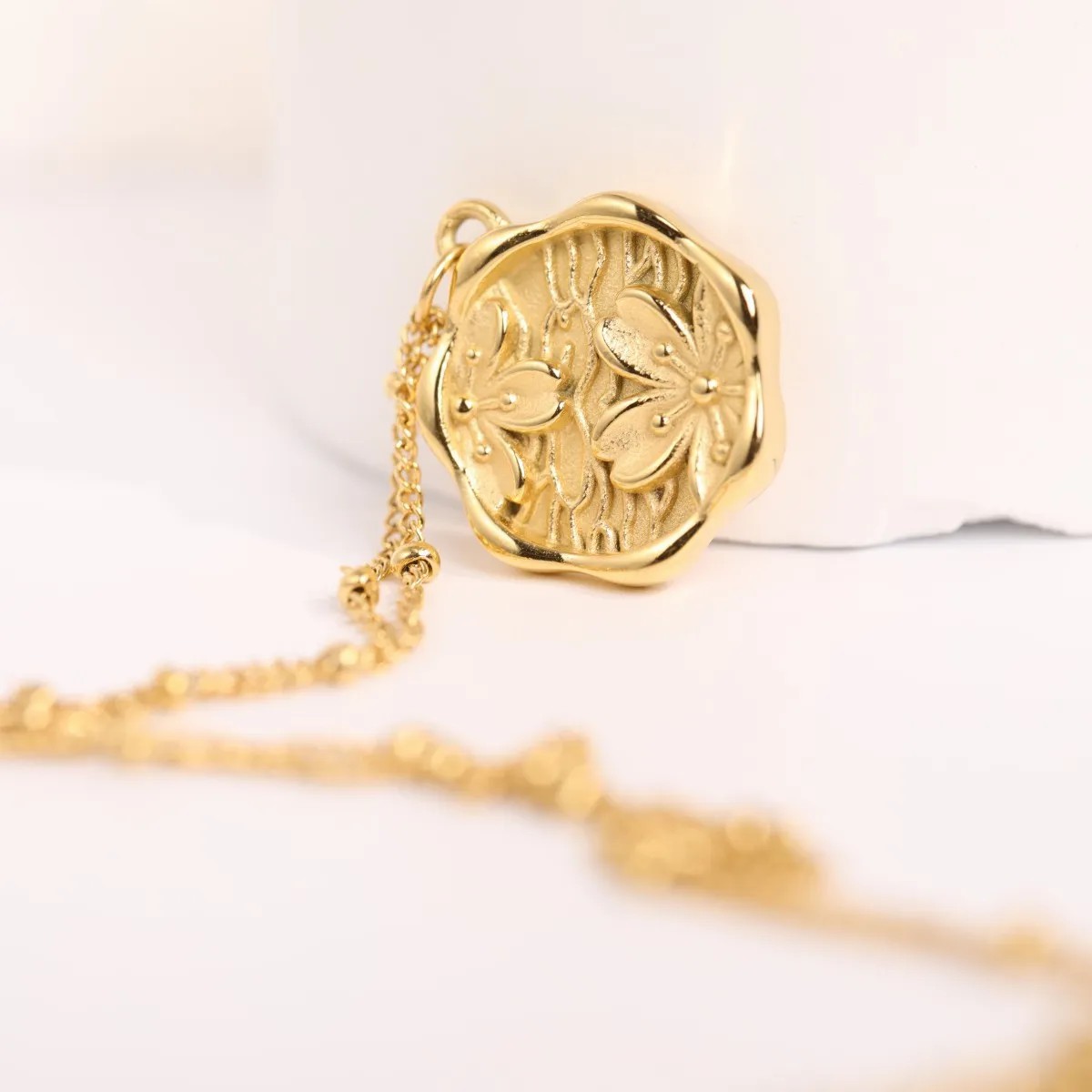 Vintage Style Commute Rose Stainless Steel Plating Carving 18K Gold Plated Pendant Necklace_colorza_2