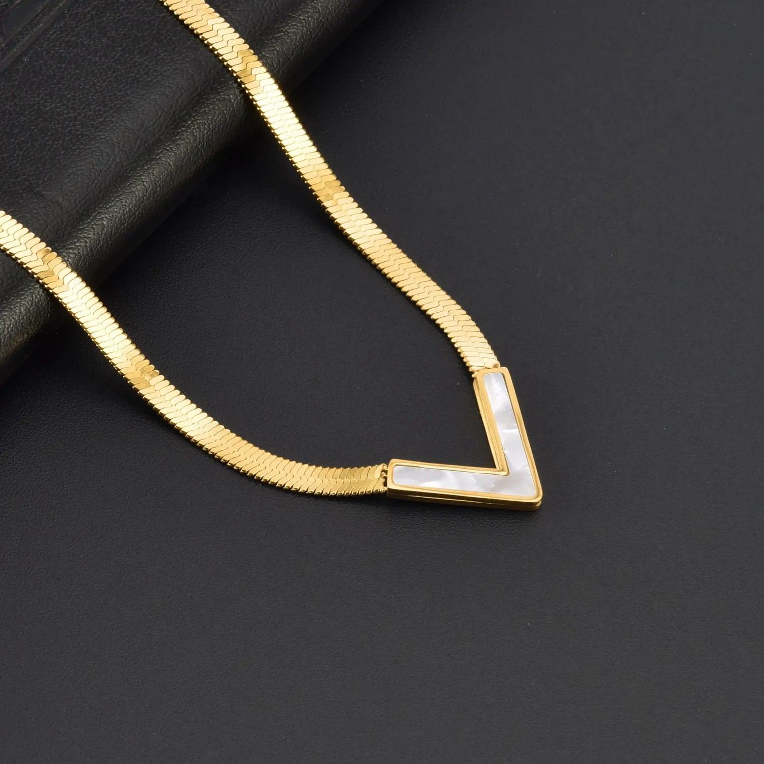 Simple Style V Shape Titanium Steel Inlay Zircon 18K Gold Plated Pendant Necklace_colorza_1