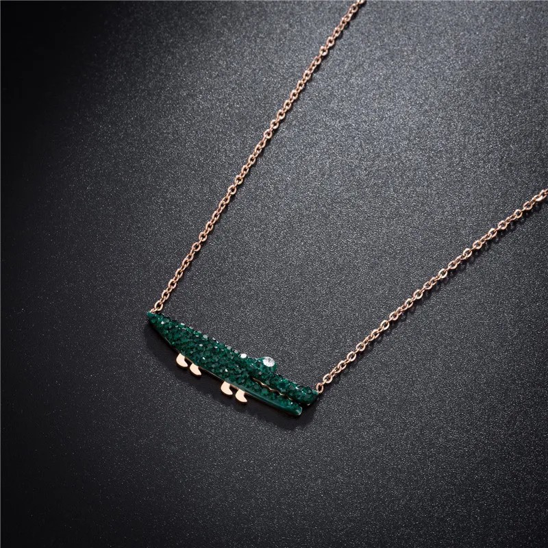 Simple Style Crocodile Titanium Steel Inlay Diamond 18K Gold Plated Pendant Necklace_colorza_3