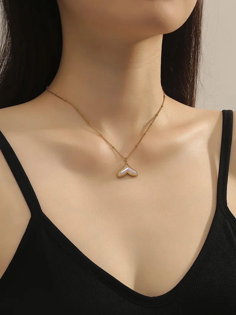Casual Modern Style Fish Tail Titanium Steel Polishing Plating Inlay Shell 18K Gold Plated Pendant Necklace_colorza_1