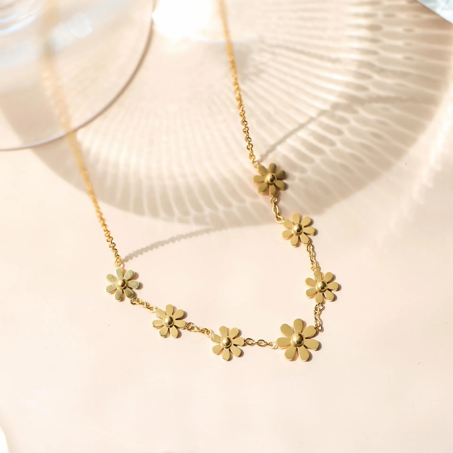 Vintage Style Sweet Daisy Titanium Steel Plating 18K Gold Plated Necklace_colorza_1