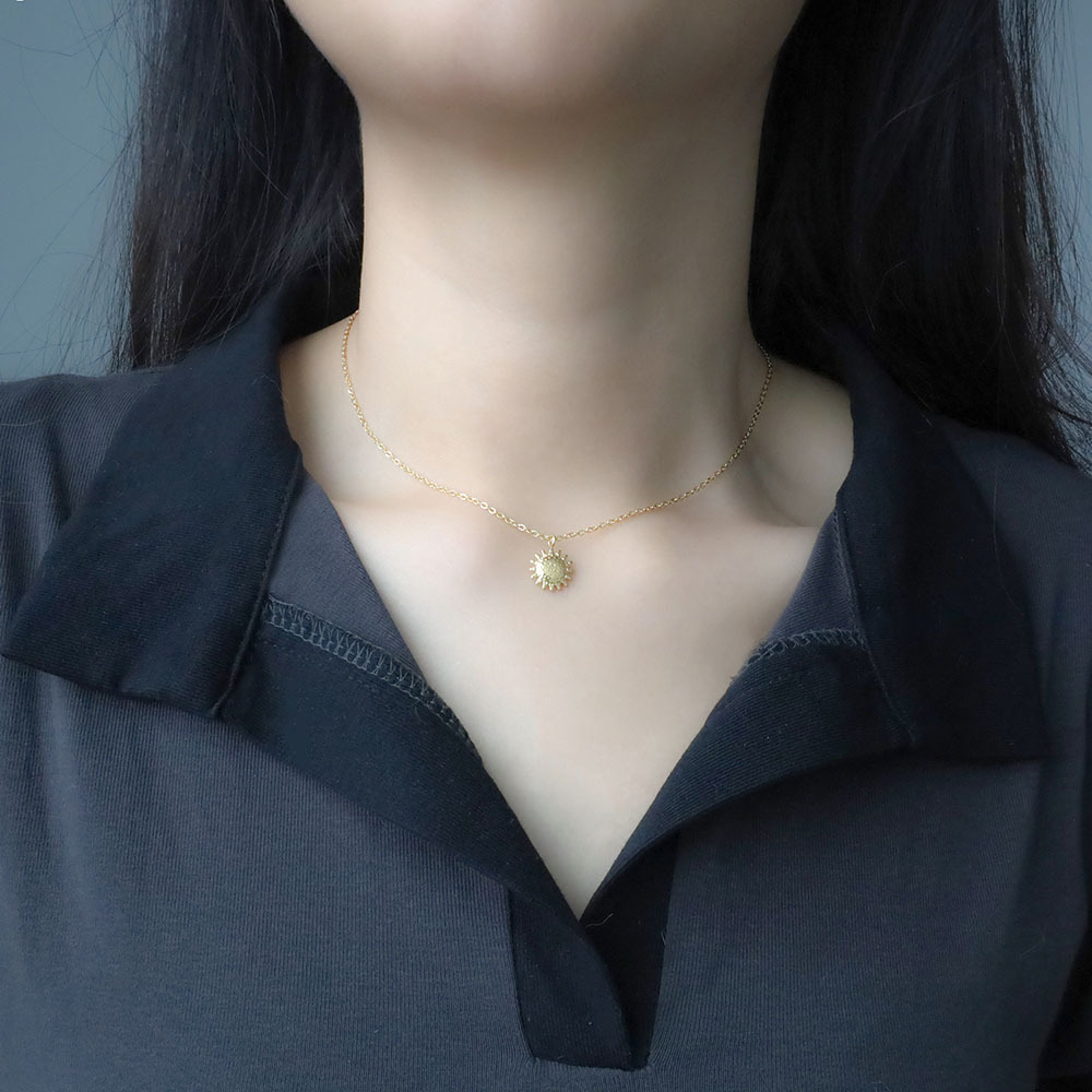 model show with gold color necklace sample