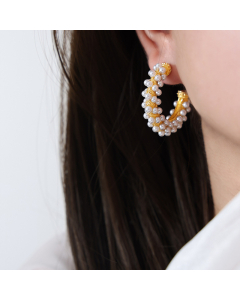 Wholesale Pearl Earrings Temperament Highlighter Shell Beads Inlaid C-shaped Titanium Steel Earrings-Gold Color-01