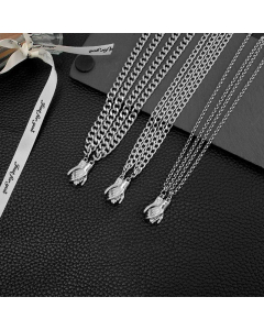 A Pair Of Hand-Holding Magnet Suction Pendant Ornaments Titanium Steel Chain O-Shaped Necklace Couple Necklace
