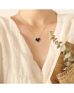Temperament Black Heart-Shaped Zircon Clavicle Chain Necklace 18K Gold Plating Titanium Steel 