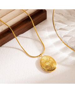 Modern Style Square Heart Shape Shell Stainless Steel Three-Dimensional Carving 18K Gold Plated Pendant Necklace