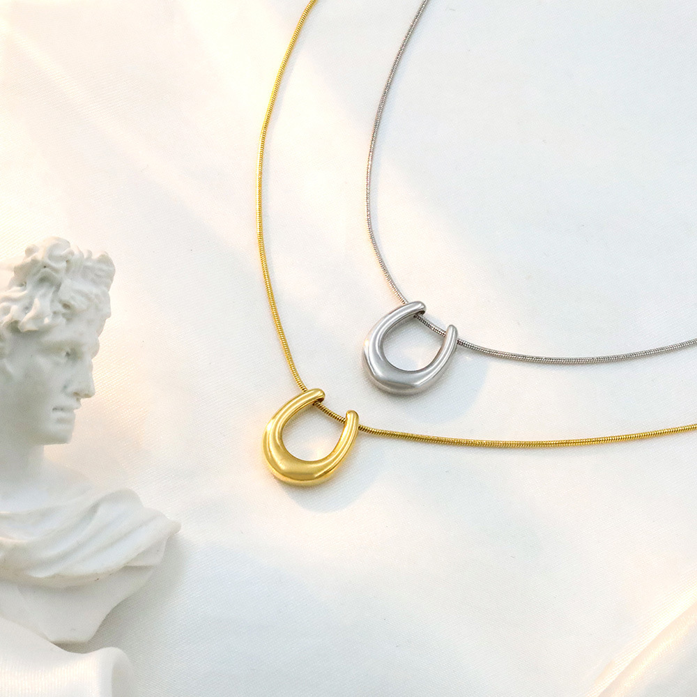 Niche Minimalism Solid Color Horseshoe Pendant Necklace Stainless Steel U-shaped Necklace 