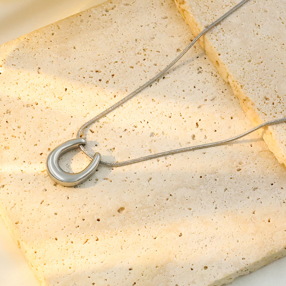 Fashion Solid Color Horseshoe Pendant Necklace Stainless Steel U-shaped Necklace 