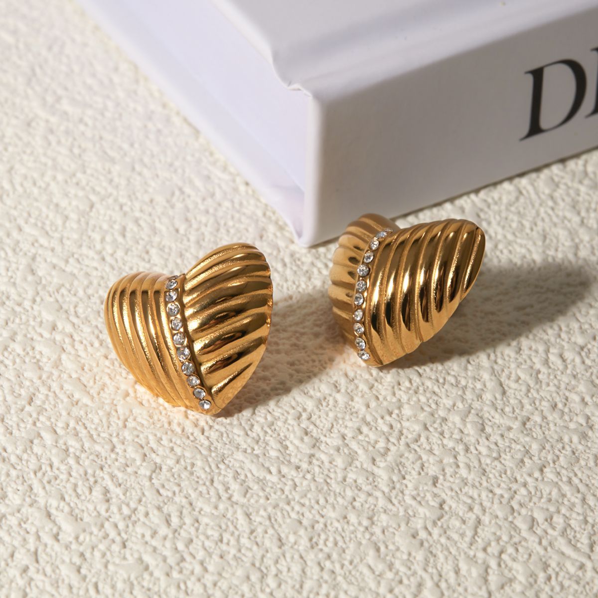 Ribbed Love Earrings With Diamond Texture Earrings