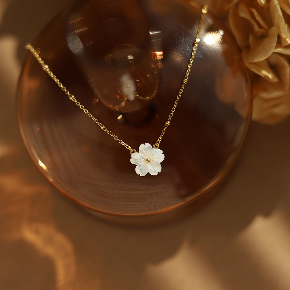 White Shell Peach Flower Clavicle Chain Necklace