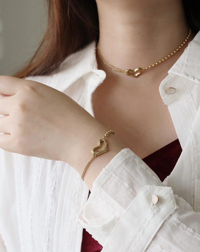 Model Show Heart Choker Bracelet
